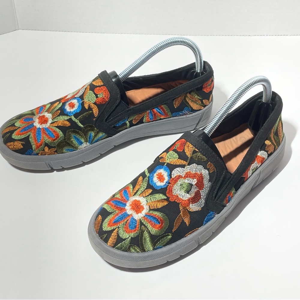 BareTraps Embroidered Floral Slip-On Sneaker Size 8 Wearable Art Cottagecore